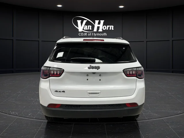 New 2026 Bright White Clearcoat Jeep Latitude image 4
