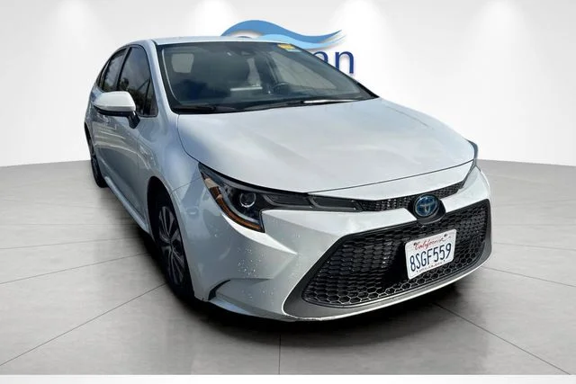 Used 2022 Wind Chill Pearl Toyota LE image 2