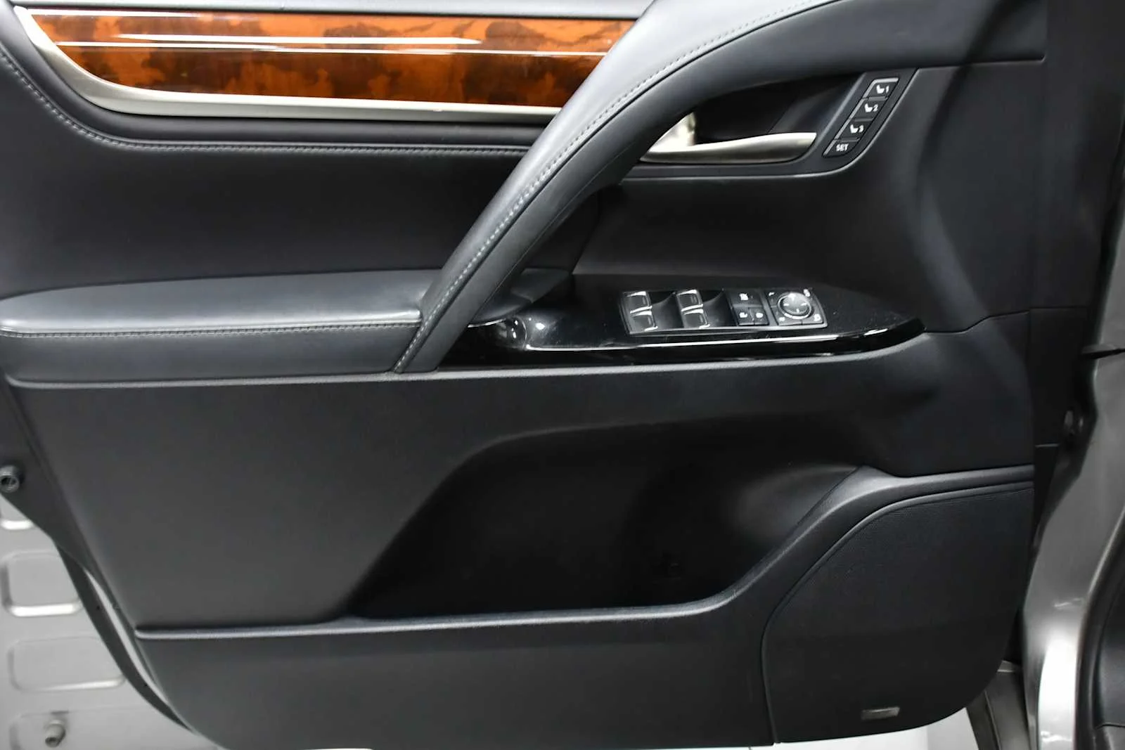 Used 2018 Atomic Silver Lexus  image 15