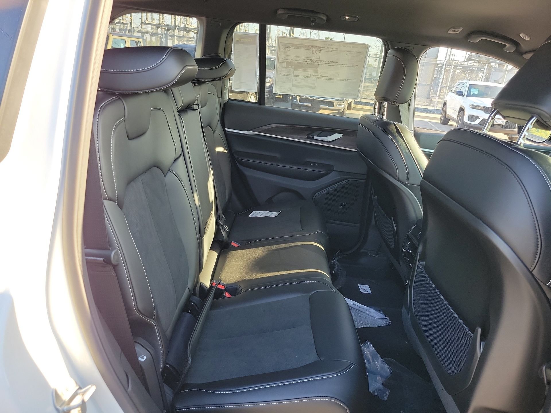 New 2026 Bright White Clear-Coat Exterior Paint Jeep Altitude image 15