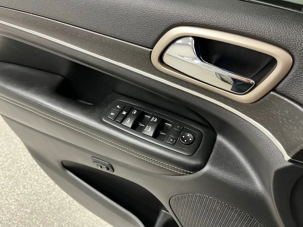 Used 2016 Gray Jeep Limited image 24