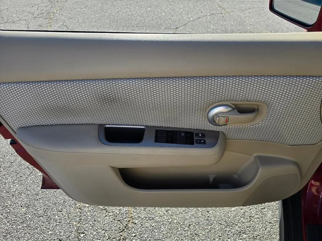 Used 2007 Red Nissan 1.8 SL image 8