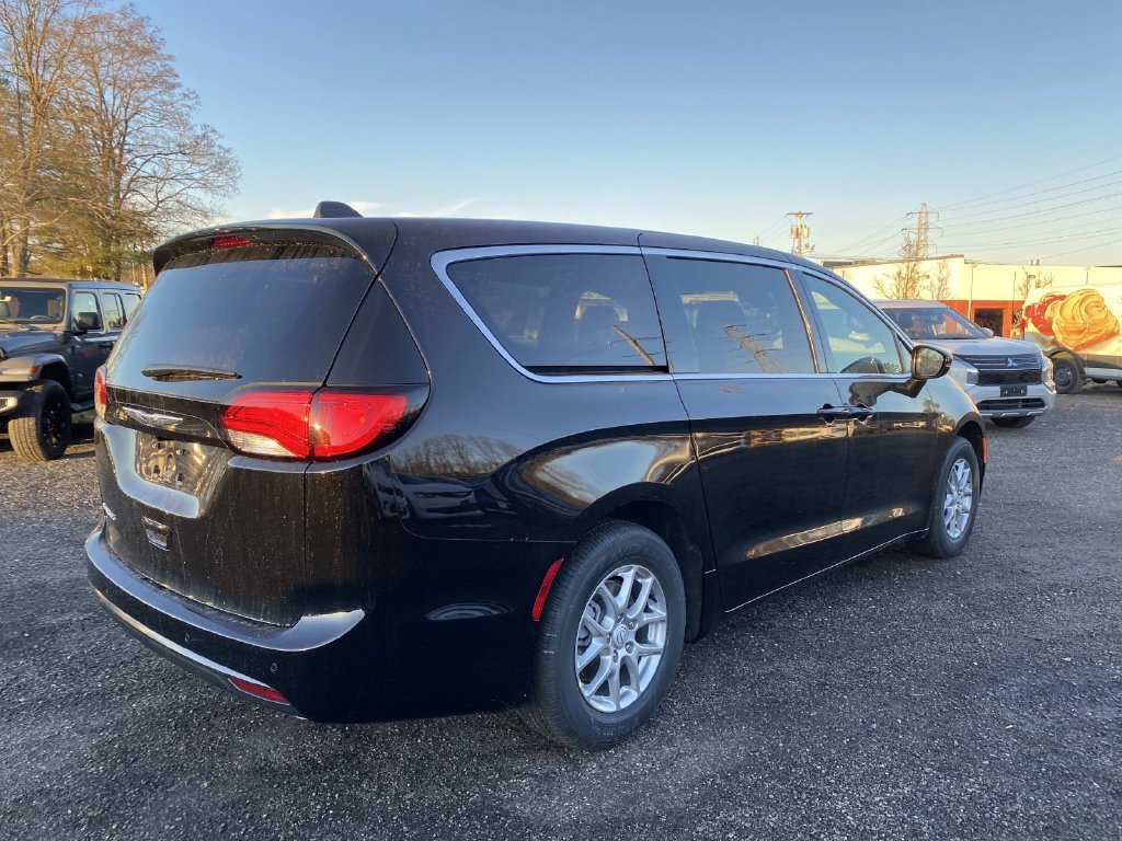 New 2026 Diamond Black Crystal Pearl-Coat Exterior Paint Chrysler LX image 3