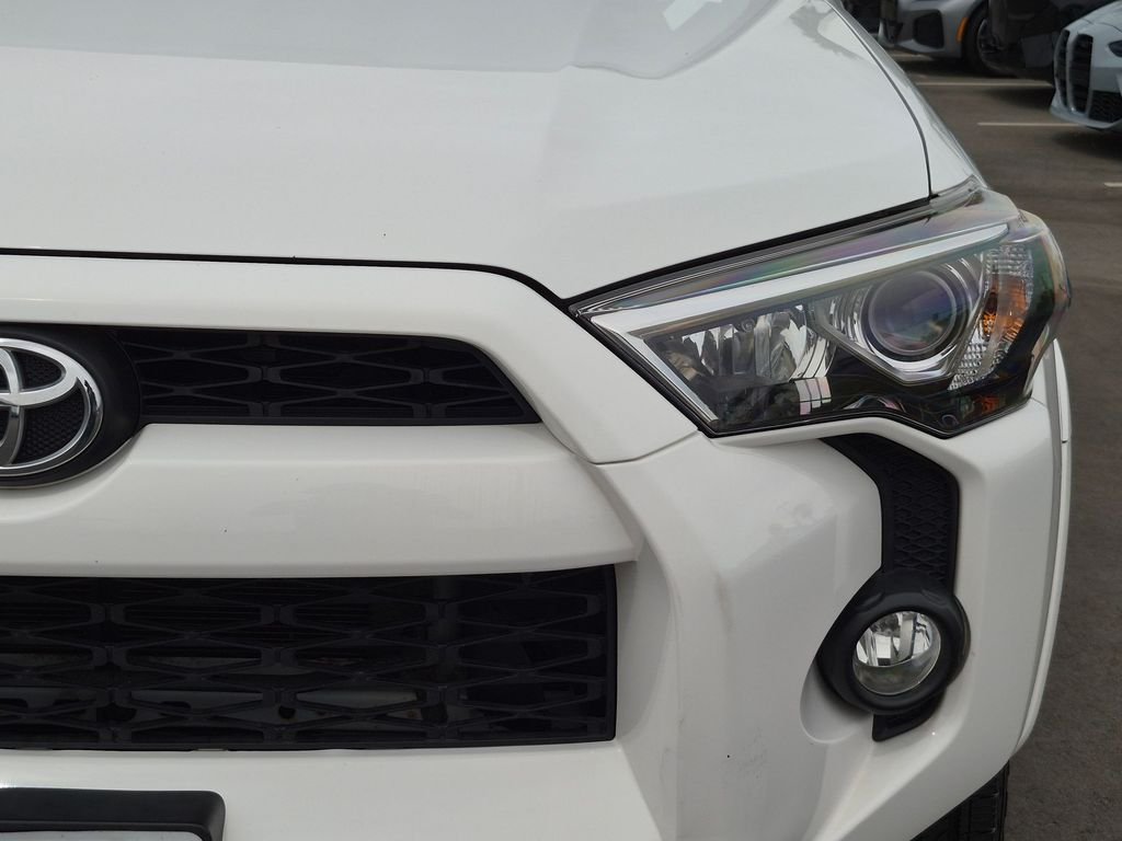 Used 2016 White Toyota SR5 image 23