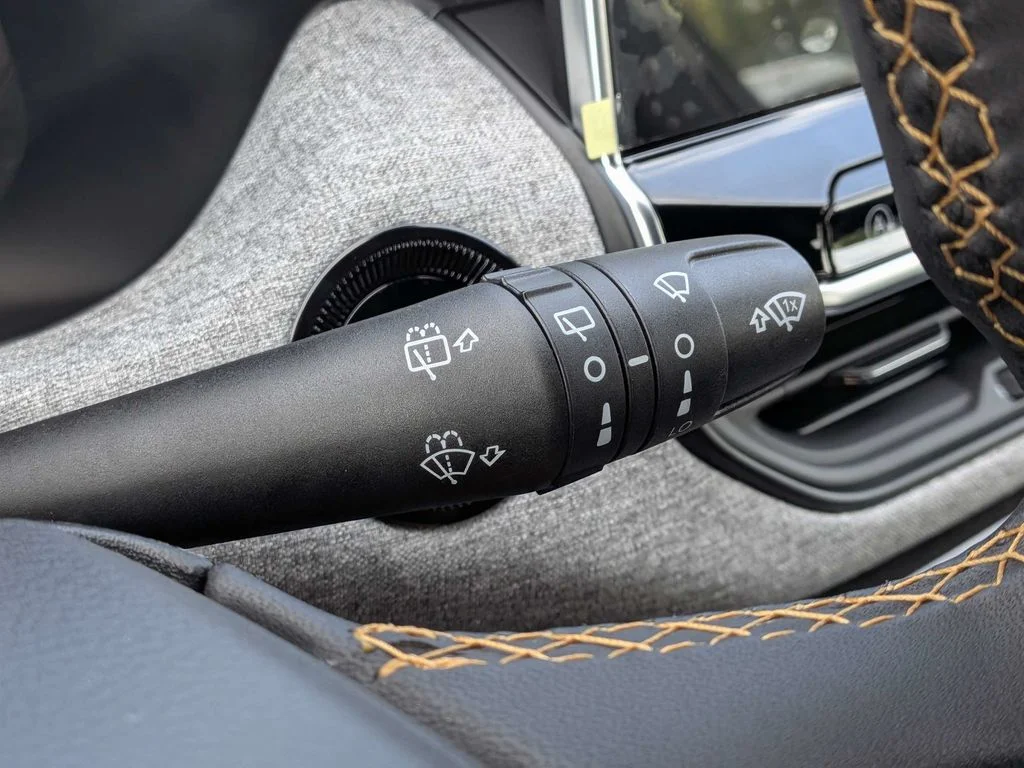 New 2026 Diamond Black Crystal Pearlcoat Jeep Latitude image 25