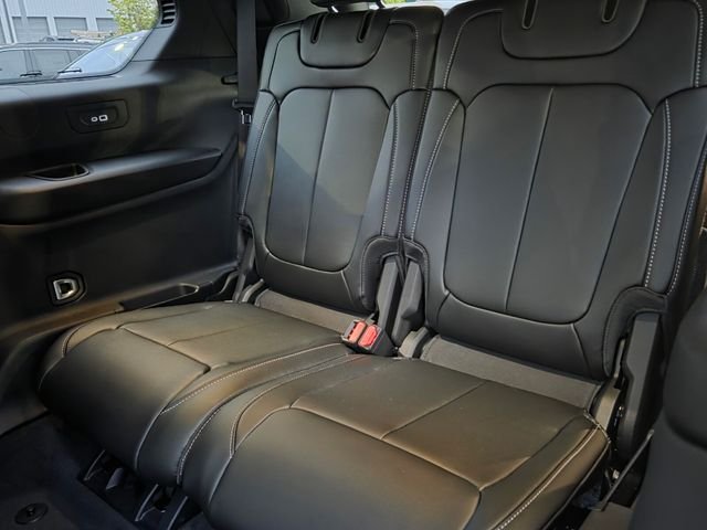 New 2025 Diamond Black Crystal Pearl-Coat Exterior Paint Jeep Limited image 11