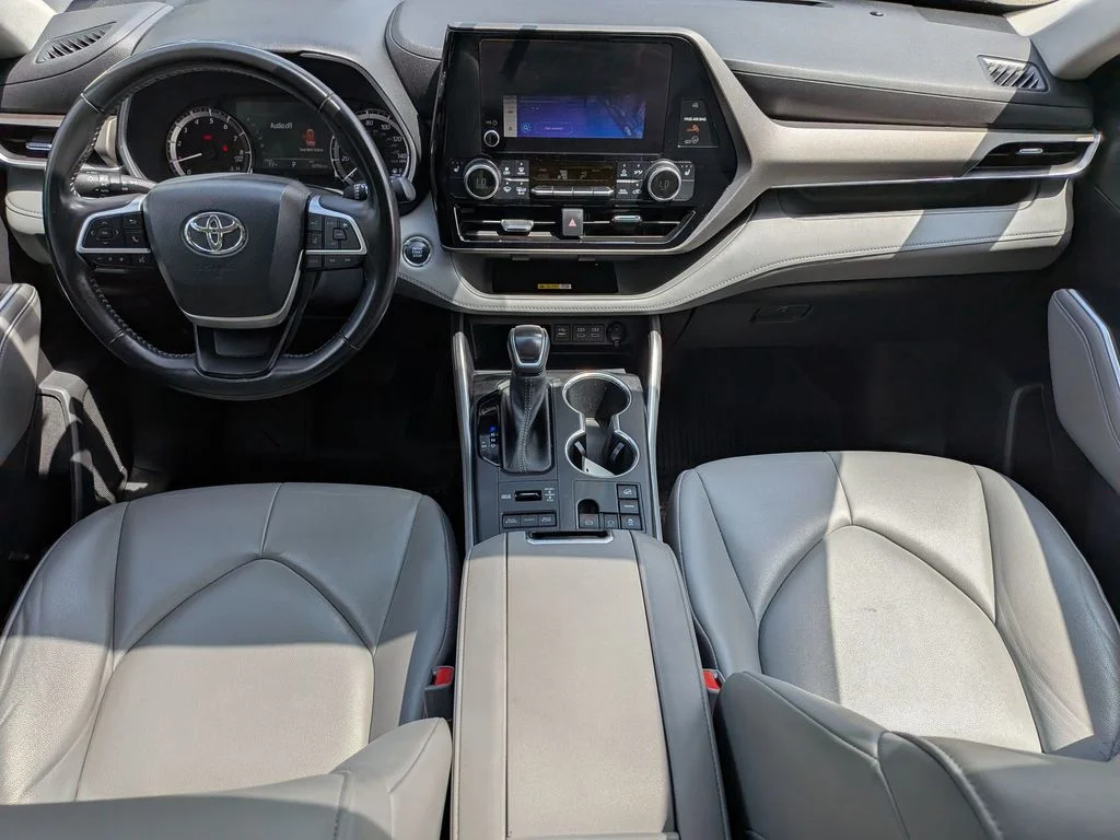 Used 2023 Green Toyota XLE image 27