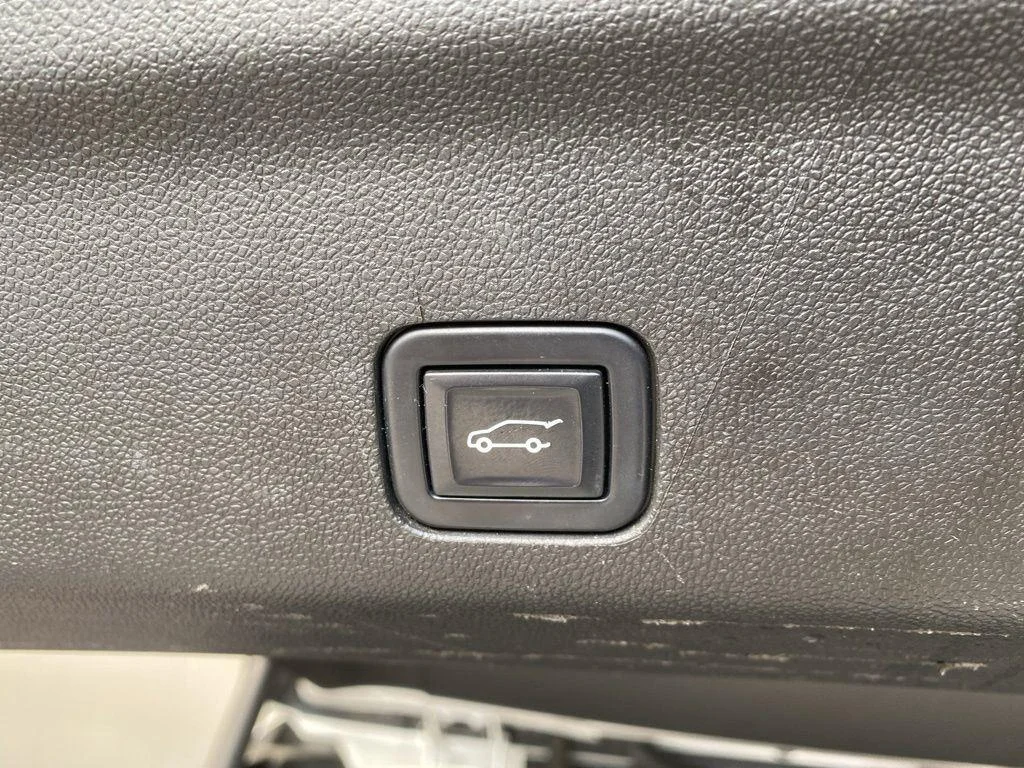 Used 2022 Pearl Chevrolet RST image 19