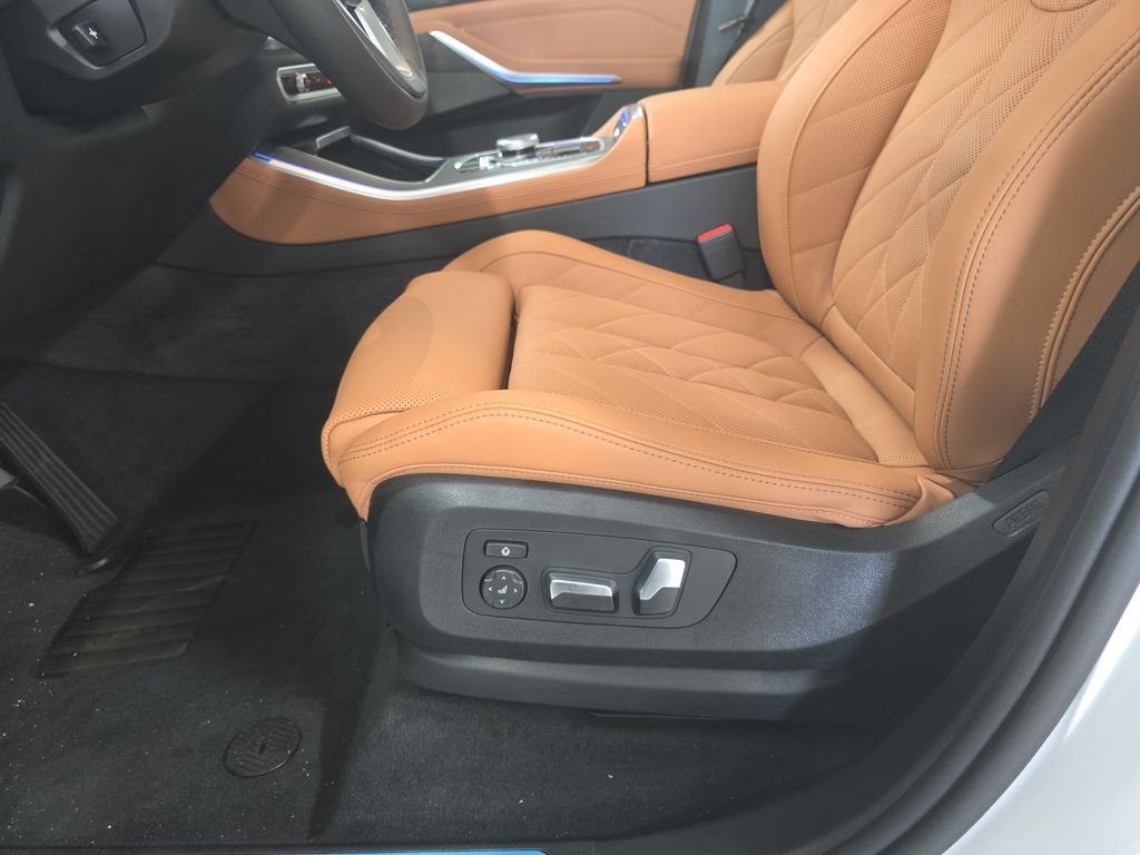 New 2026 Mineral White Metallic BMW sDrive40i image 15