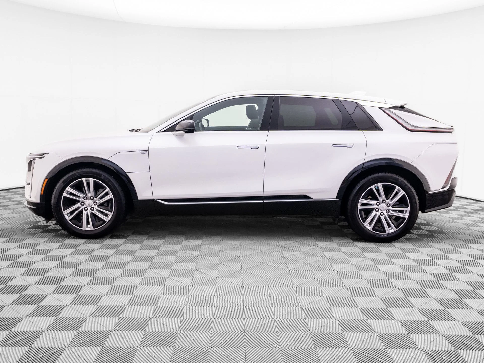 Used 2024 Cadillac LYRIQ Tech with VIN 1GYKPMRK9RZ117675 for sale in Barrington, IL