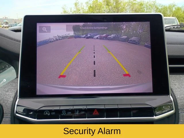 Used 2022 Silver Jeep Latitude image 16