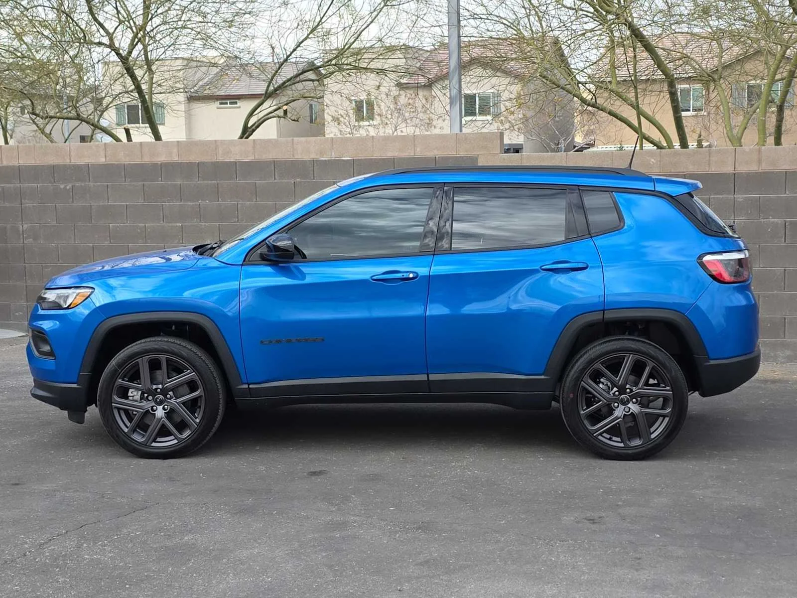 New 2026 Hydro Blue Pearl-Coat Exterior Paint Jeep Latitude image 6