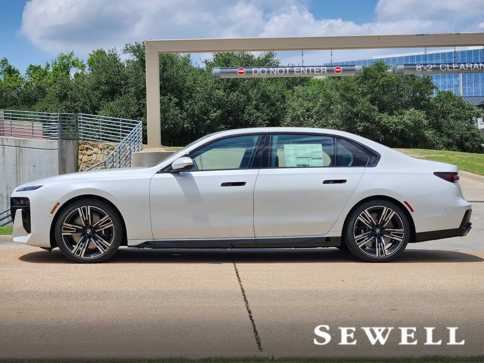 New 2026 Mineral White Metallic BMW 760i xDrive image 2