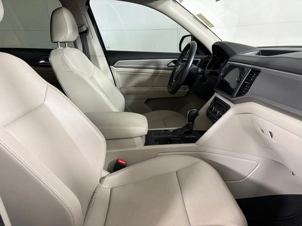 Used 2019 Black Volkswagen 3.6L V6 SE image 16