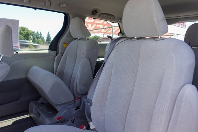 Used 2011 White Toyota LE image 24