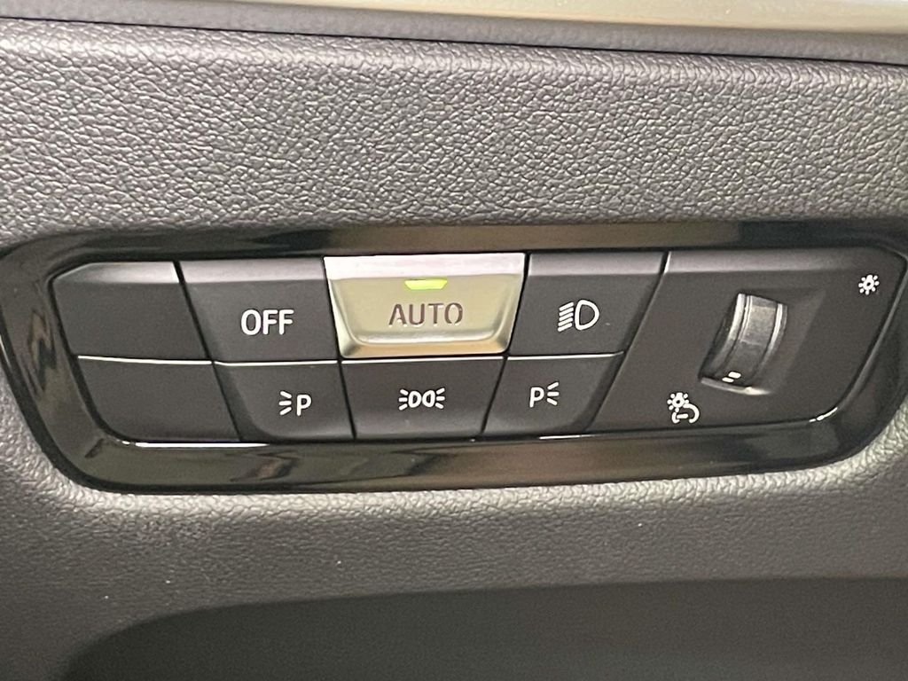 2025 BMW 3 Series 330i - Photo 32