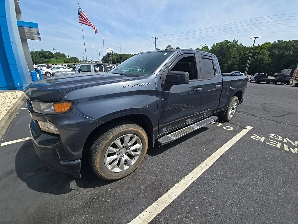 Used 2020 SHADOW GRAY METALLIC Chevrolet Custom image 5