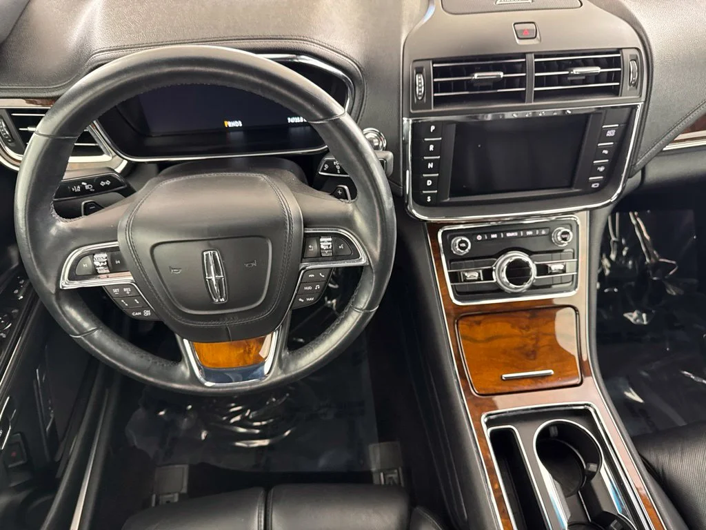 Used 2018 White Lincoln Select image 25
