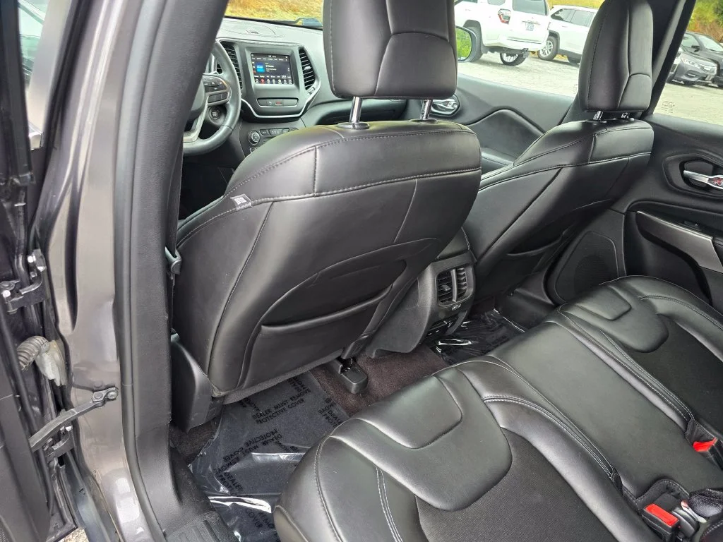 Used 2019 Gray Jeep Latitude Plus image 24
