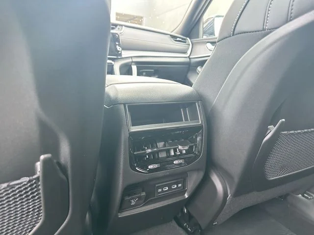 New 2026 Bright White Clear-Coat Exterior Paint Jeep Altitude image 23