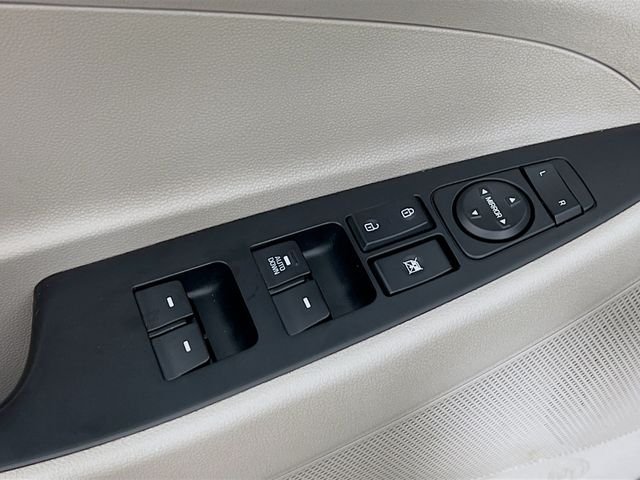 Used 2020 White Hyundai SE image 9