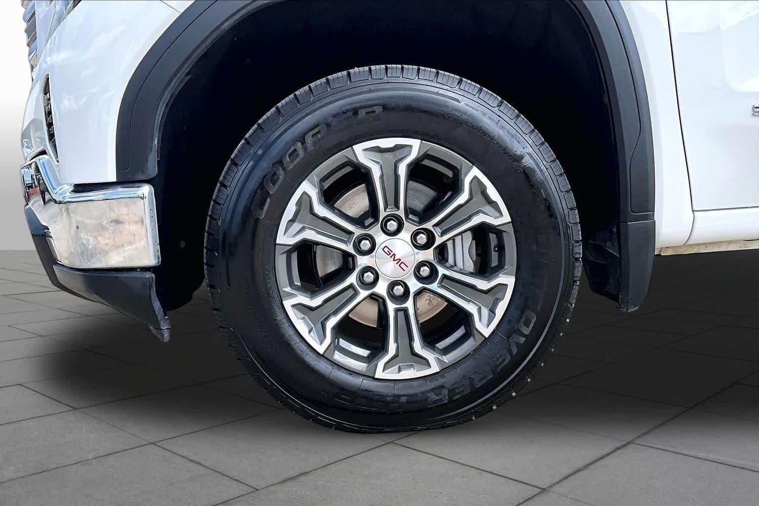 Used 2025 Summit White GMC SLT image 11