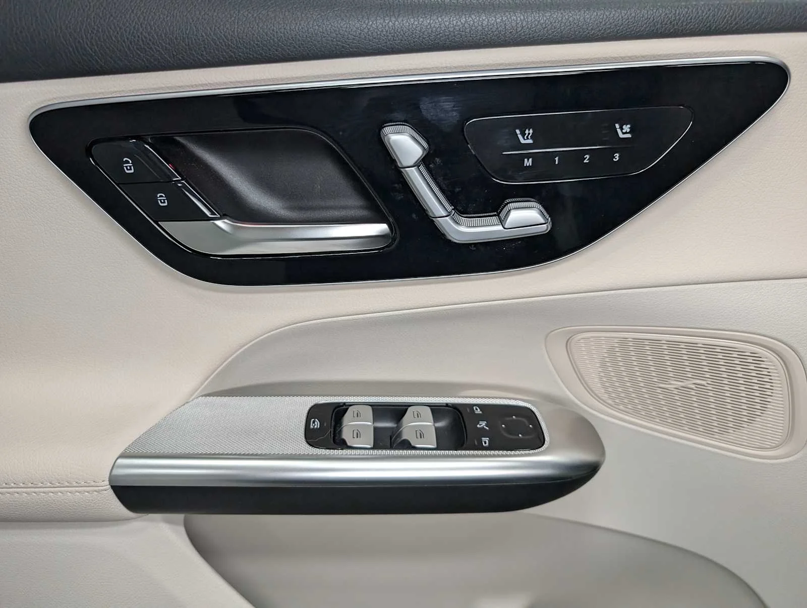 Used 2026  Mercedes-Benz GLC 300 image 36