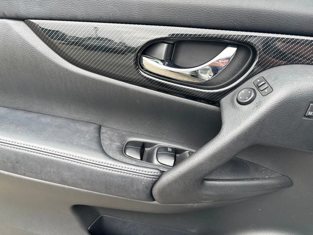 Used 2017 Silver Nissan SL image 25