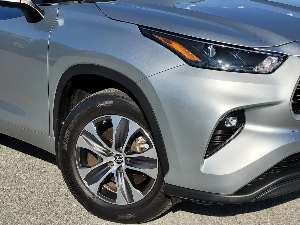 Used 2023  Toyota L image 3