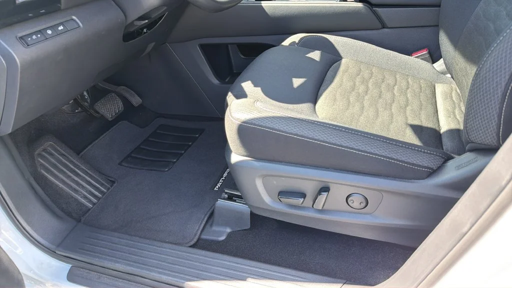 Used 2025 White Nissan SV image 18