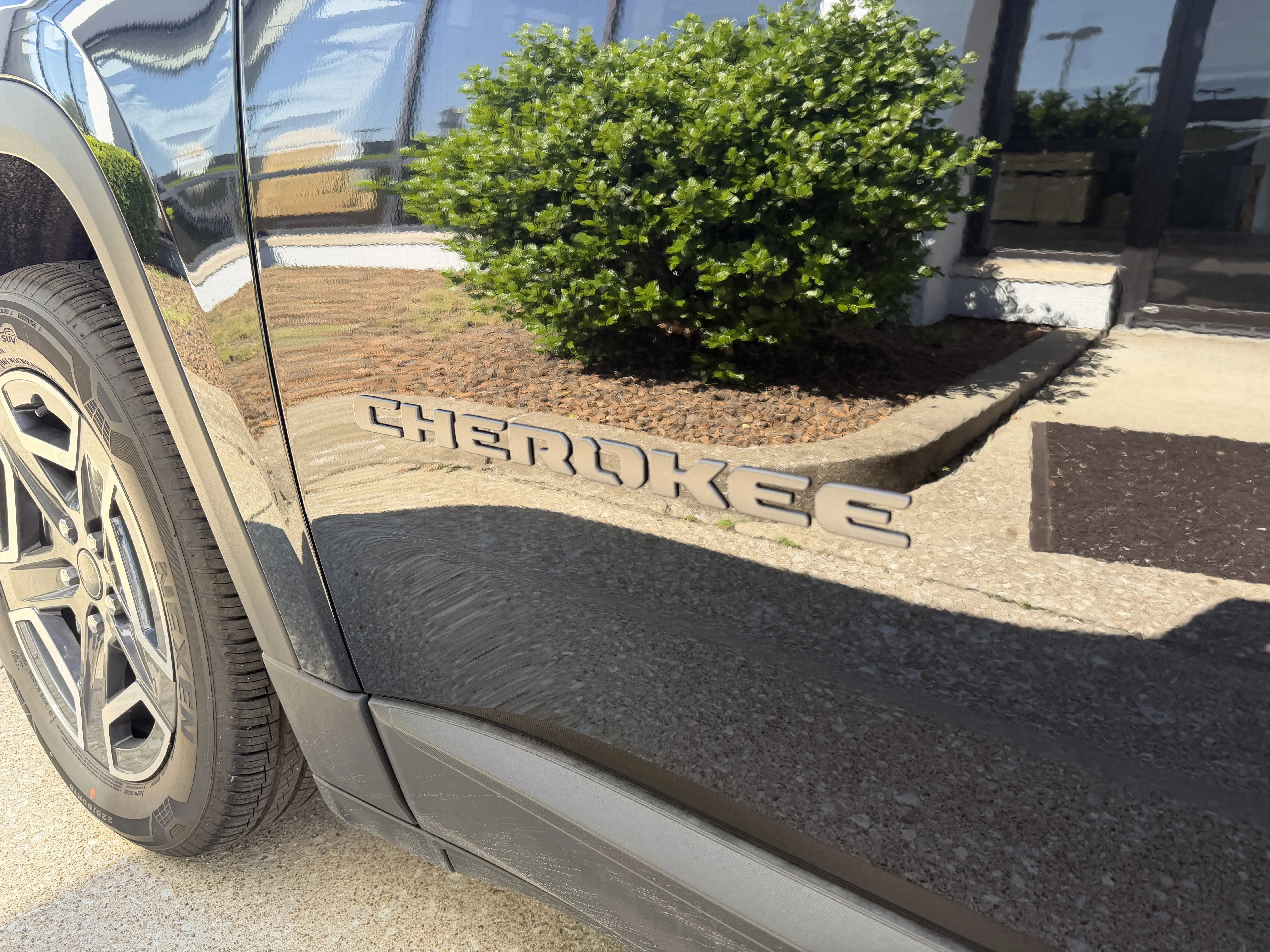 New 2026 Diamond Black Crystal Pearlcoat Jeep Laredo image 16