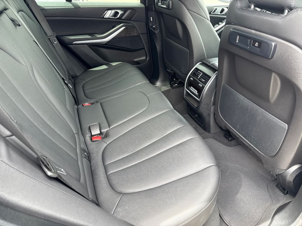 Used 2022 Jet Black BMW sDrive40i image 16