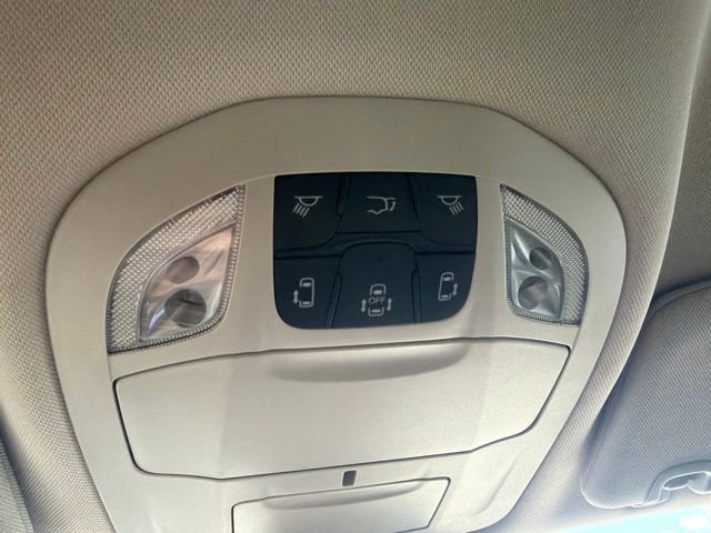 Used 2023 Silver Mist Clearcoat Chrysler  image 25