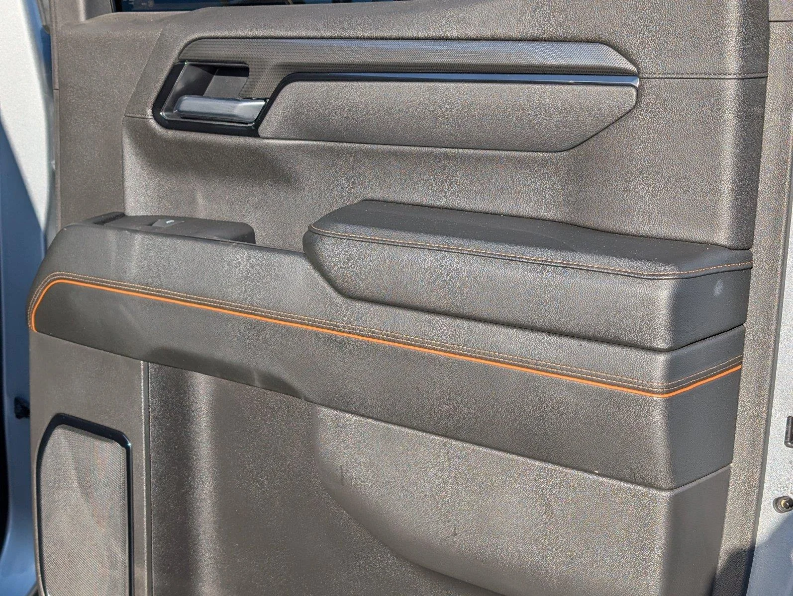 Used 2025 Sterling Metallic GMC AT4 image 39