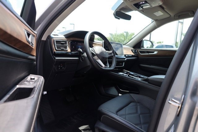 Used 2024  Volkswagen 2.0T SE w/Technology image 16