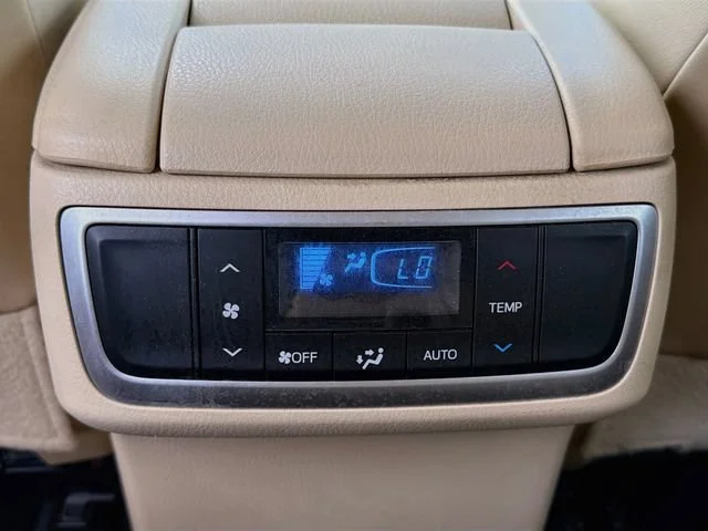 Used 2018 Blizzard Pearl Toyota XLE image 19