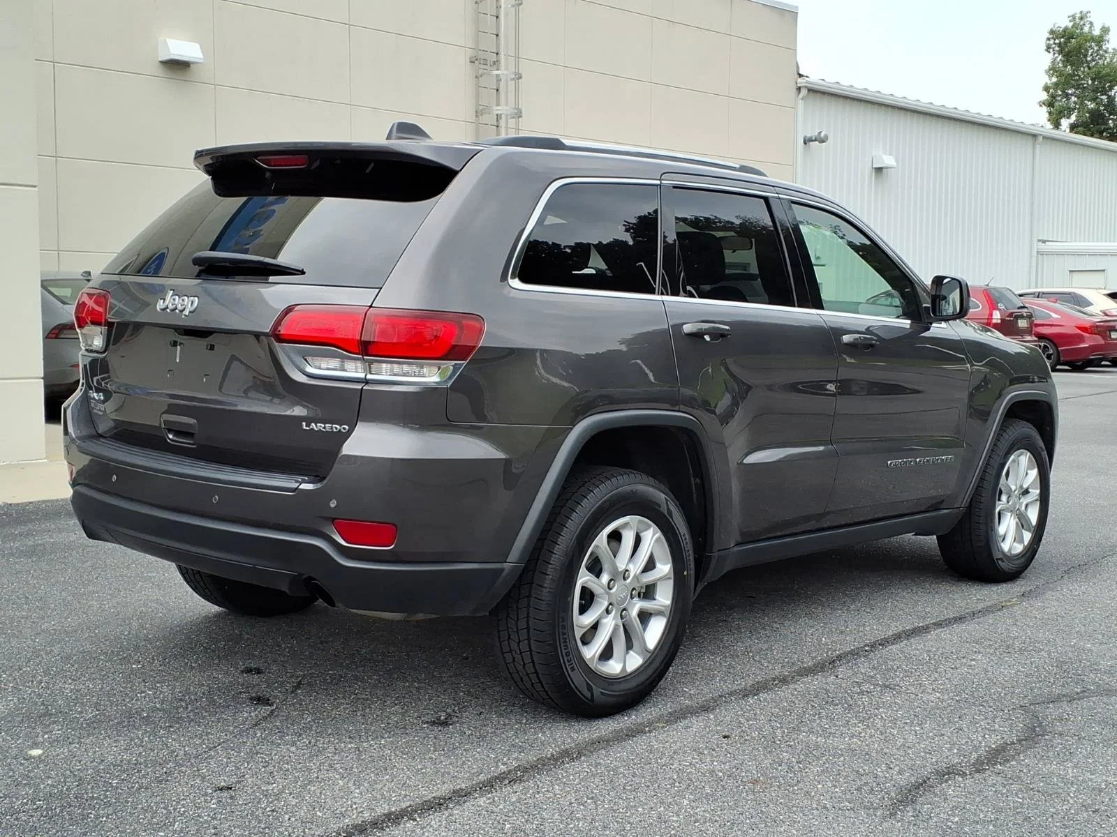 Used 2021 Granite Crystal Metallic Clearcoat Jeep Laredo E image 4