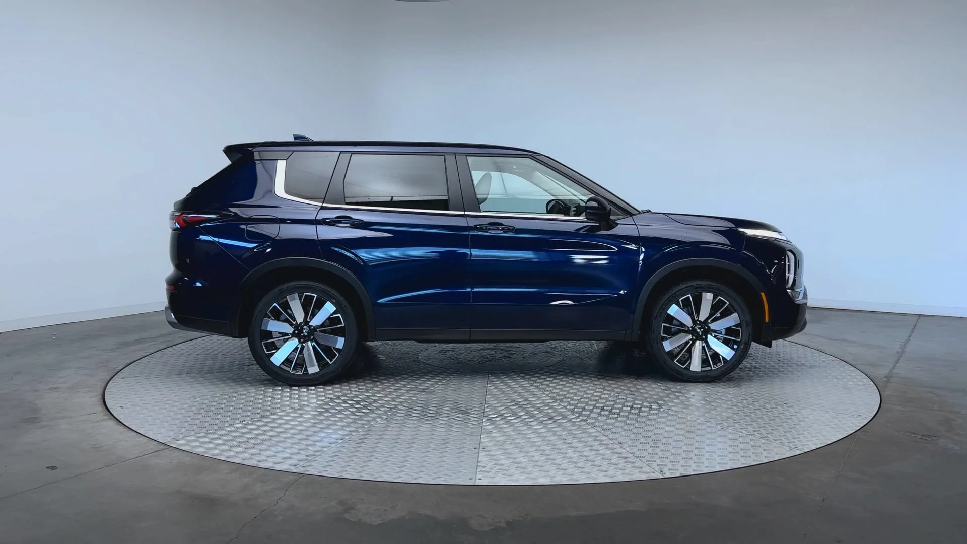 New 2026 Cosmic Blue Metallic Mitsubishi SE image 9