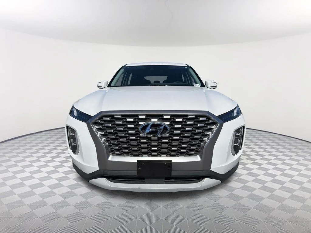 Used 2022 White Hyundai SE image 2
