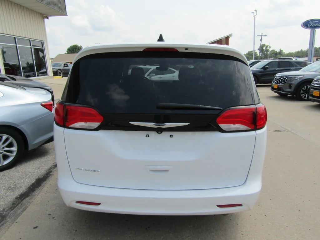 Used 2023 White Chrysler LX image 4