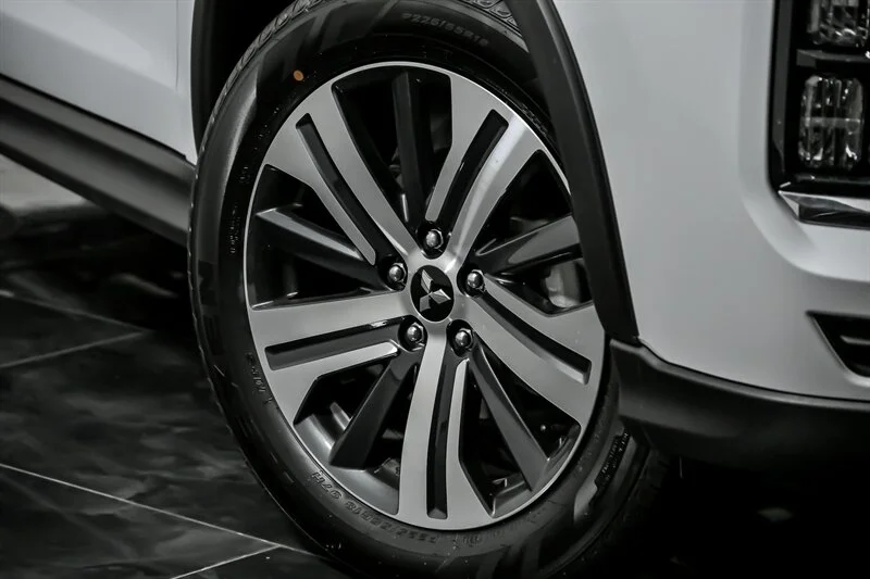 New 2025 White Diamond Mitsubishi SE image 3