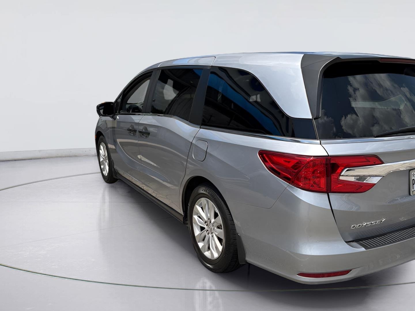 Used 2018 Silver Honda LX image 2