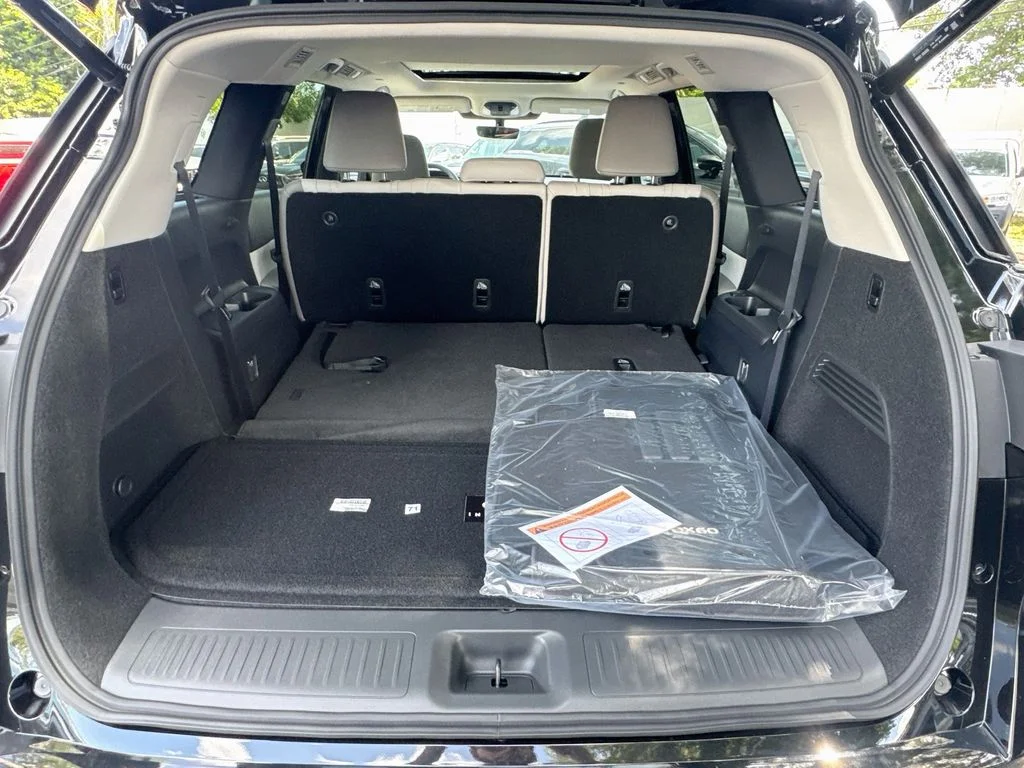 New 2027 MINERAL BLACK INFINITI Luxe FWD image 28