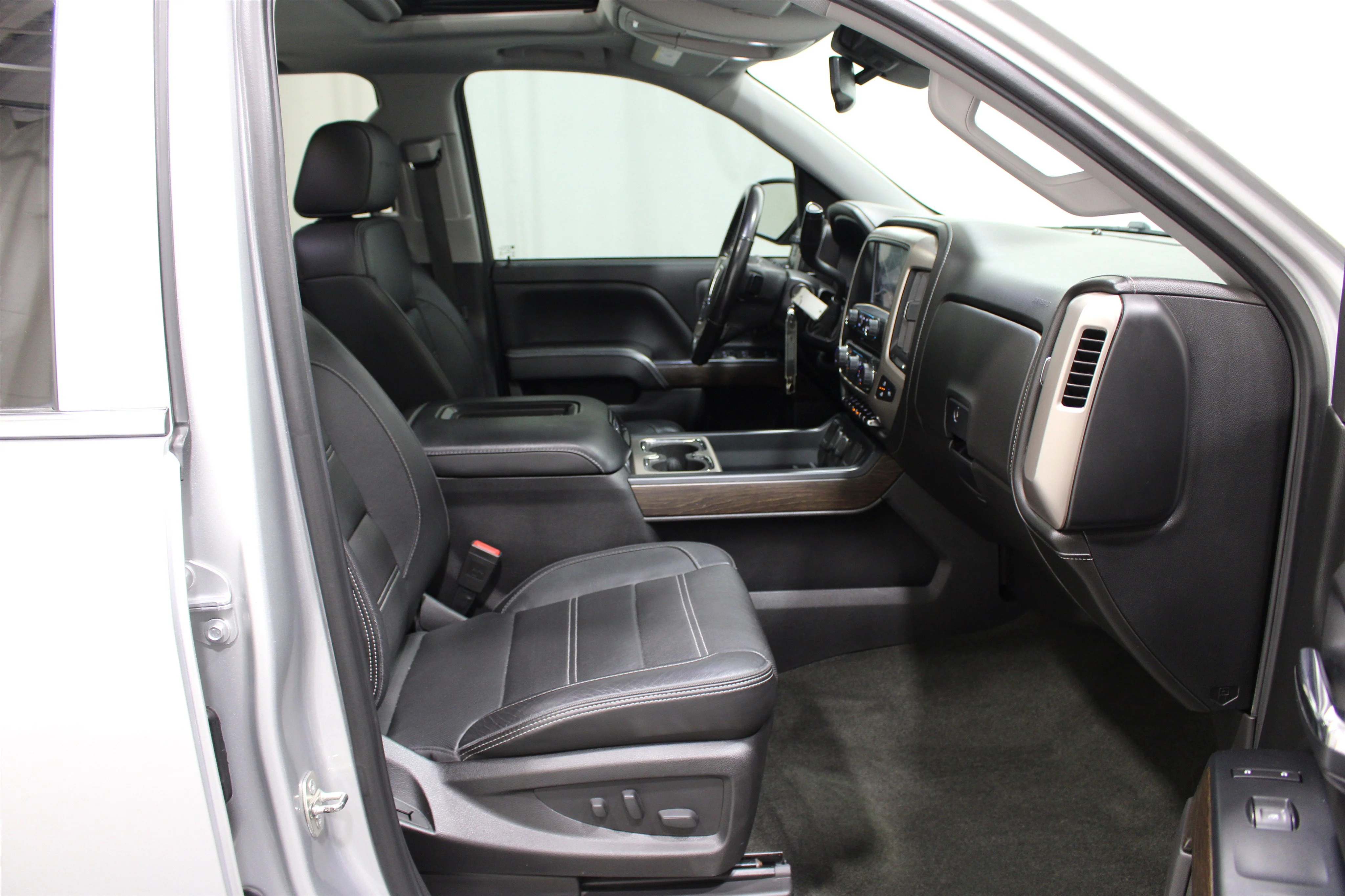 Used 2018 Quicksilver Metallic GMC Denali image 24