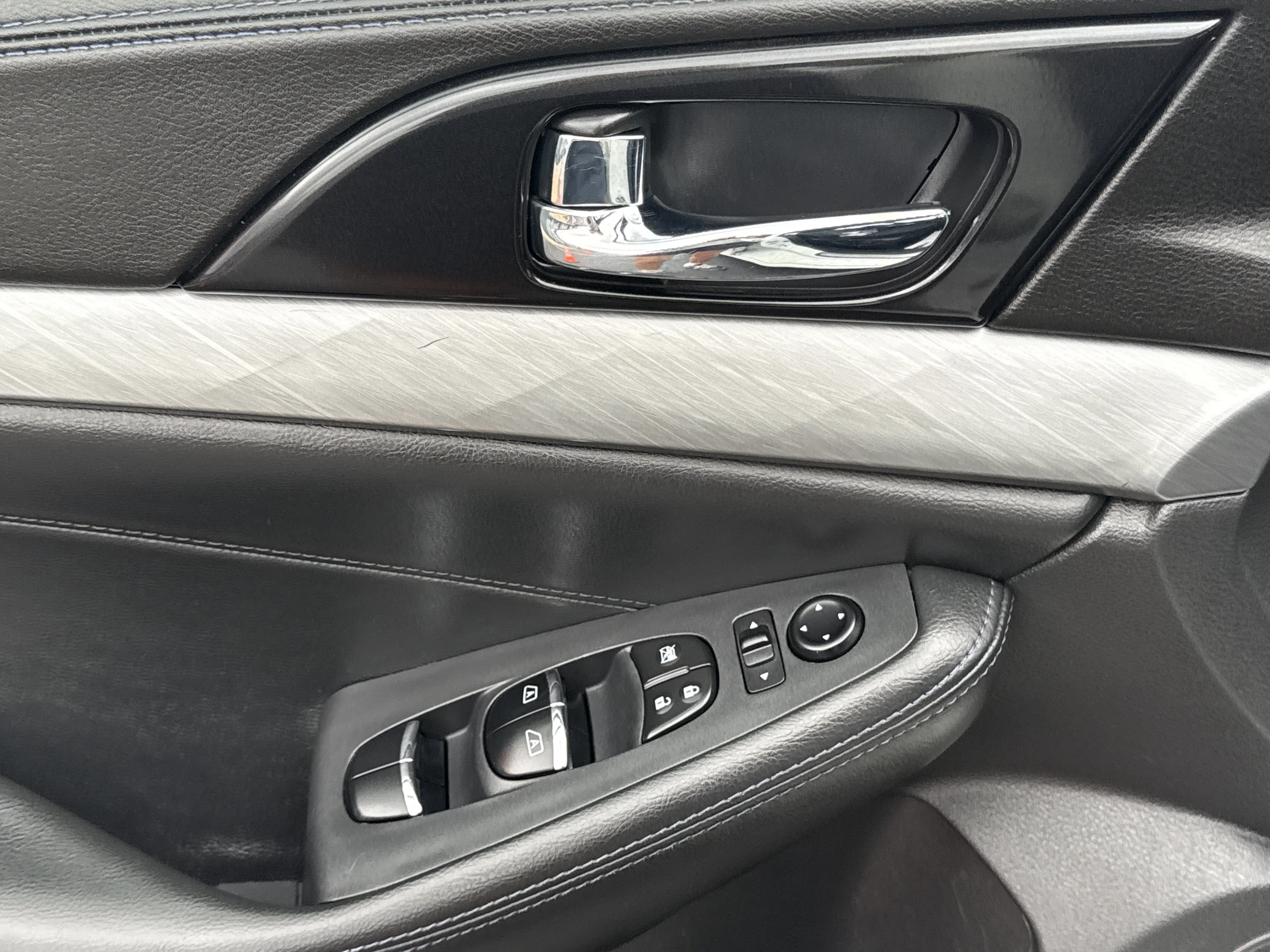 Used 2018 Pearl White Nissan S image 15