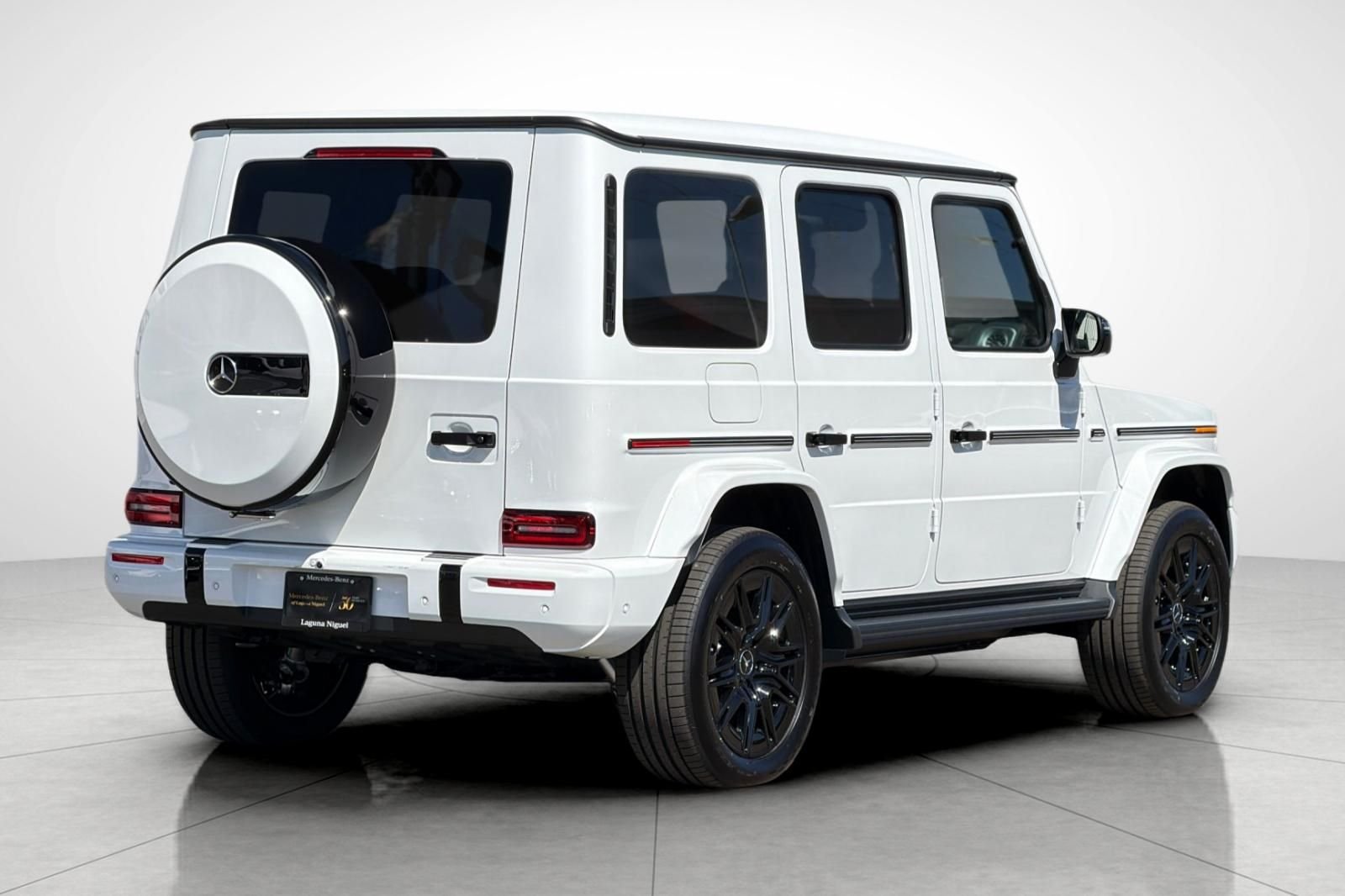 New 2027 MANUFAKTUR Moonlight White Metallic Mercedes-Benz G 580e image 13