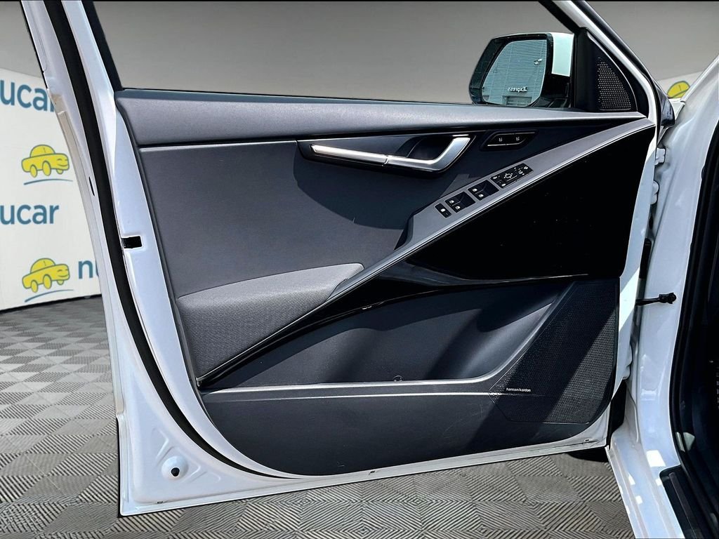 Used 2023 White Kia Wave image 9