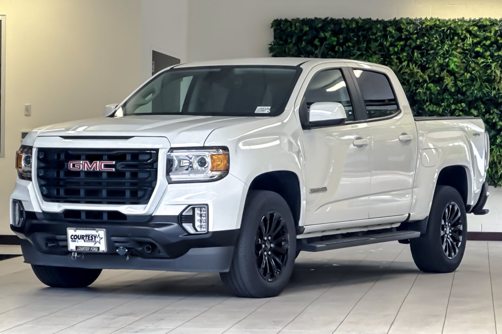 Used 2021 Summit White GMC 4WD Elevation image 8