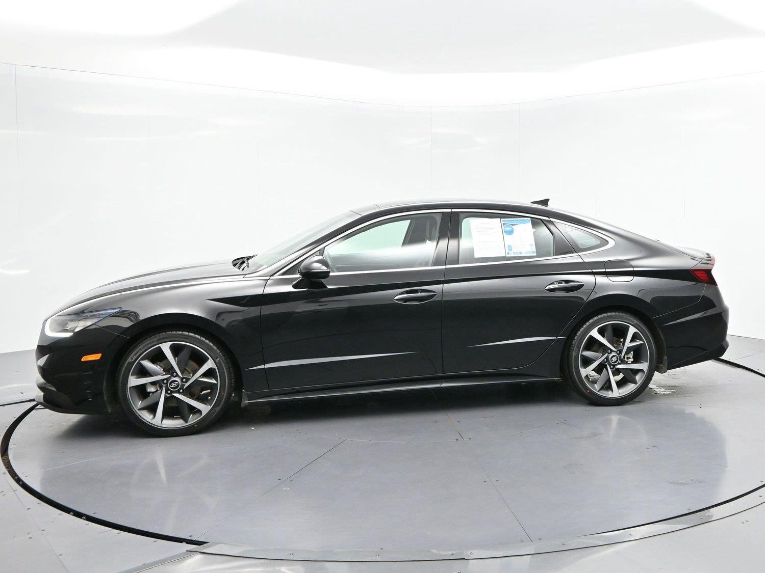 Used 2022 Phantom Black Hyundai SEL Plus image 4