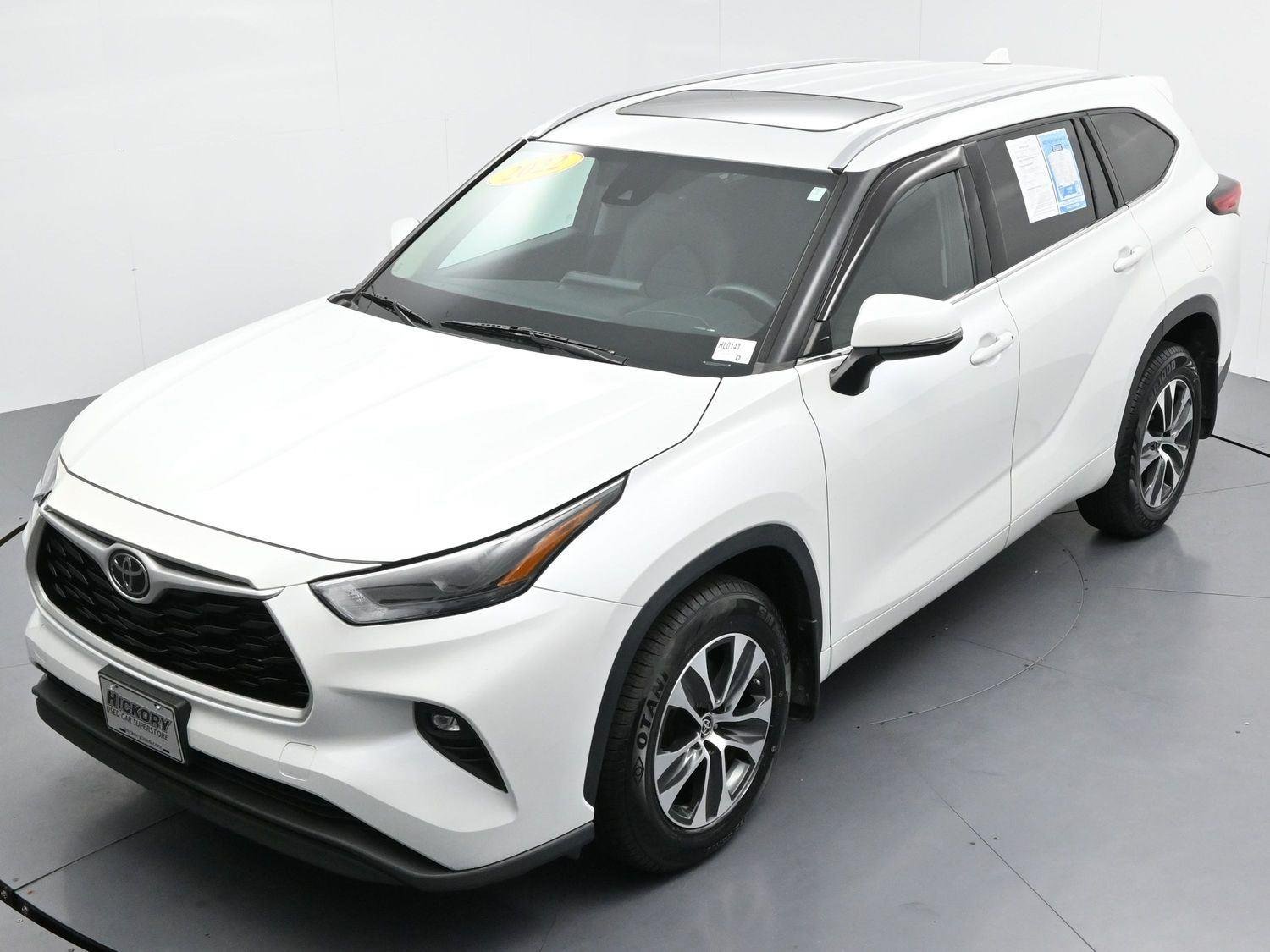 Used 2022 Wind Chill Pearl Toyota XLE image 47